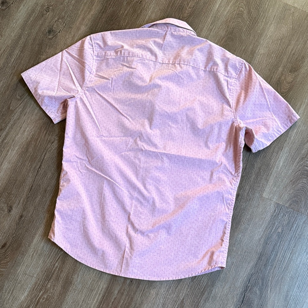 NWOT Men's Pink Short Sleeve Button Down Shirt - Picture 4 of 4